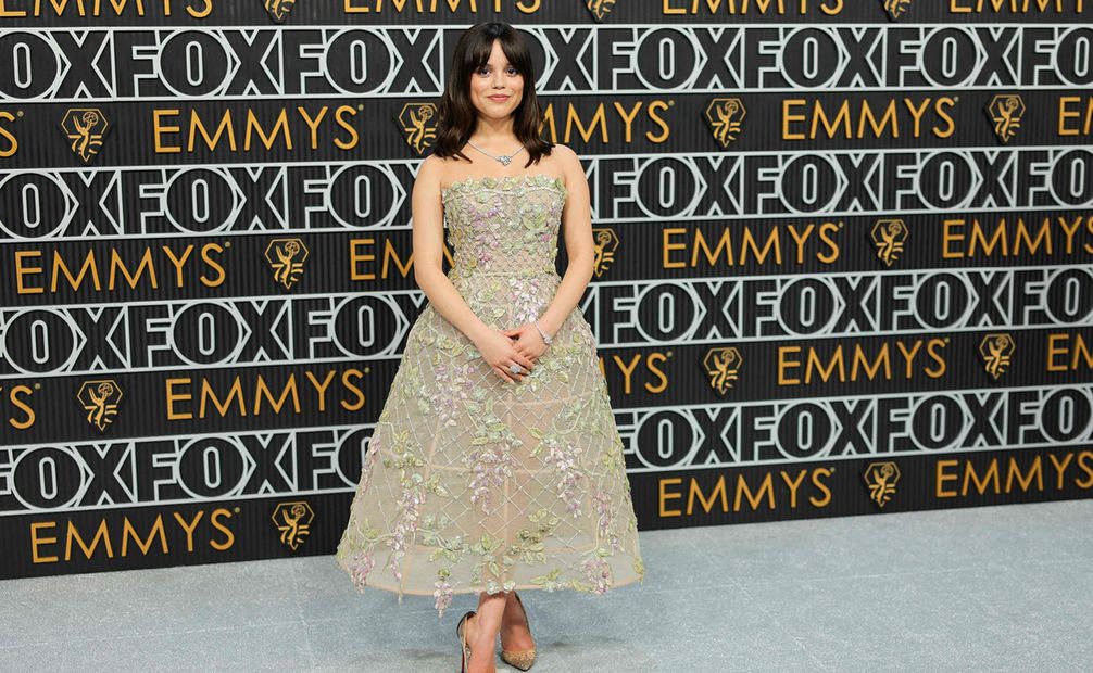 Jenna Ortega apareció en la alfombra plateada de los Emmy: Foto: AFP