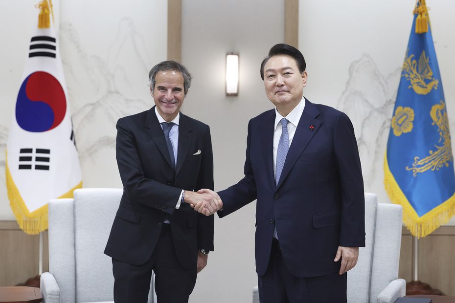 El jefe del Organismo Internacional de la Energía Atómica (OIEA), Rafael Mariano Grossi, con el presidente de Corea del Sur, Yoon Suk-yeol, en Seúl. Foto: AP