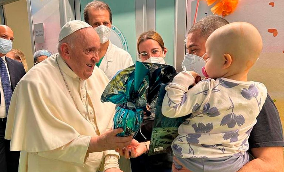 El papa Francisco visita a niños y bautiza a un bebé durante su estancia en el hospital