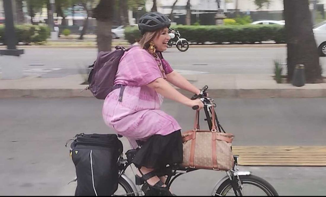 Plegable y de 7 velocidades, así es la bicicleta de Xóchitl Gálvez con la que llegó a su registro para ser candidata presidencial