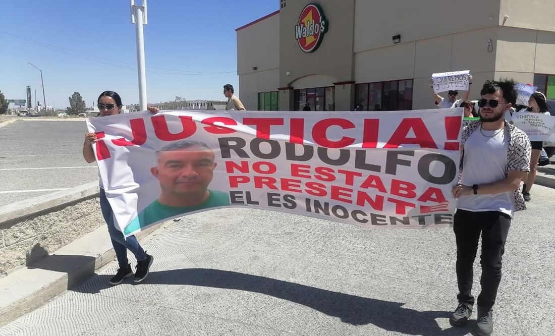 Marchan familiares de trabajador del INM detenido por incendio que dejó 40 migrantes fallecidos en Ciudad Juárez