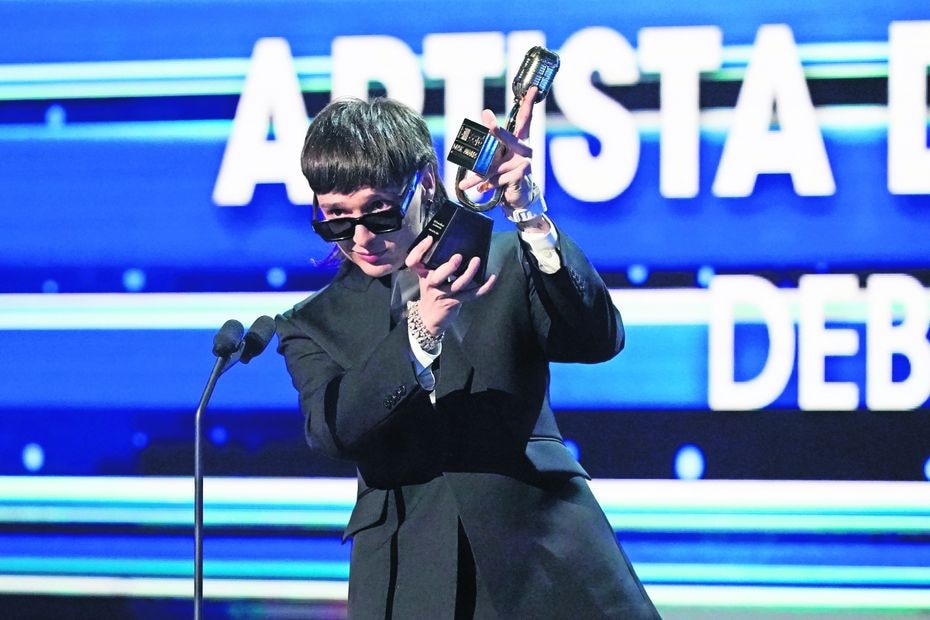 Peso Pluma posa con su premio a Artista debut. Foto: AP y AFP
