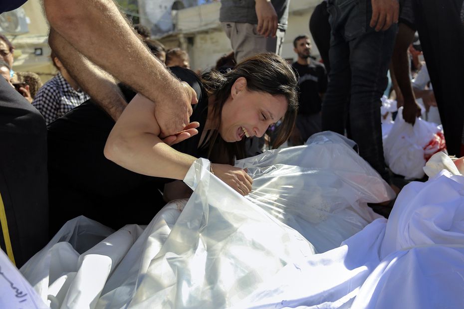 Una mujer palestina llora ante los cuerpos de sus familiares que murieron en ataques aéreos israelíes que alcanzaron una iglesia ortodoxa griega en la ciudad de Gaza. Foto: AP
