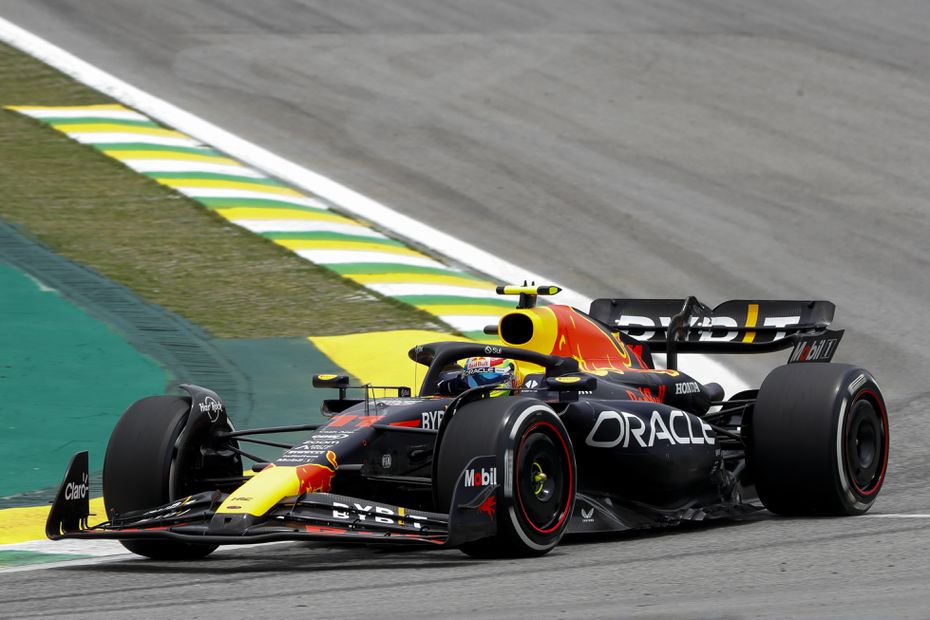 Checo Pérez durante la práctica libre del Gran Premio de Brasil - Foto: AP