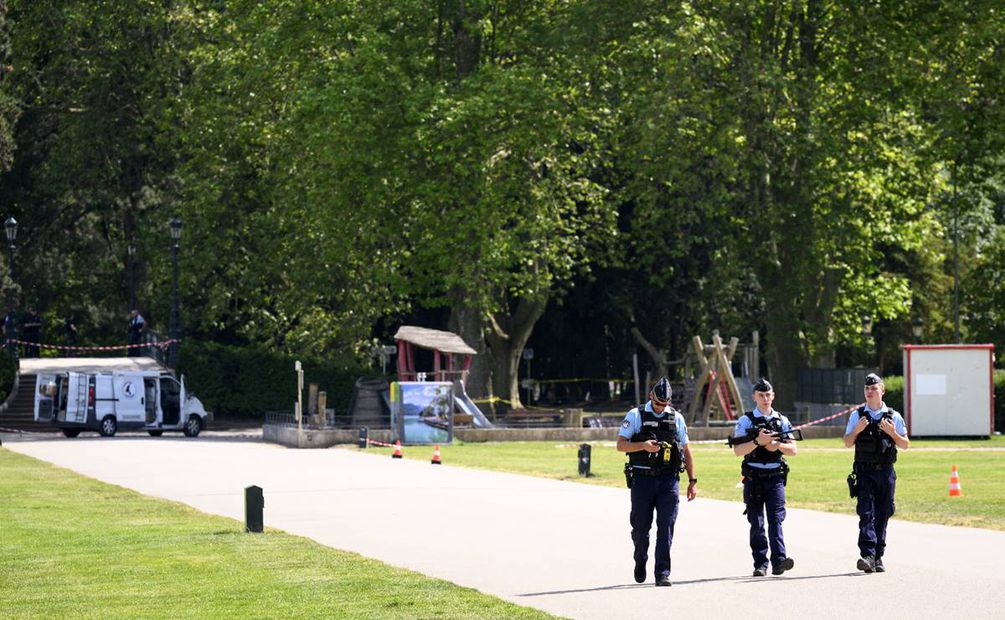 La policía de Francia se reúne en la escena del ataque con cuchillo en Annecy, Francia. El responsable fue detenido. Foto: EFE