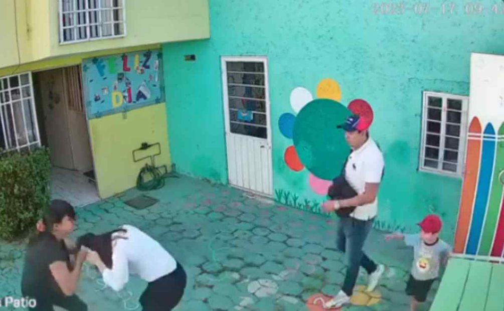 Momento en que una pareja de padres ataca a una maestra de kínder Foto: Especial/El Universal