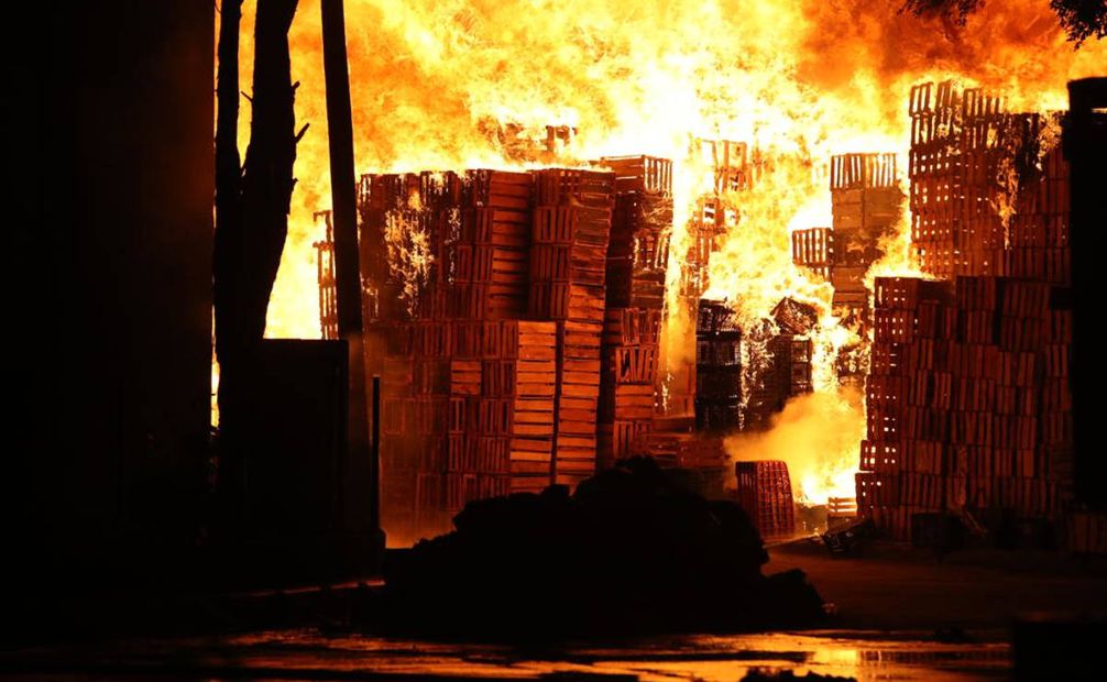 El fuego inició por huacales, tarimas y cajas de madera, informó la Secretaría de Gestión de Riesgos y Protección Civil. Foto: Valente Rosas/EL UNIVERSAL