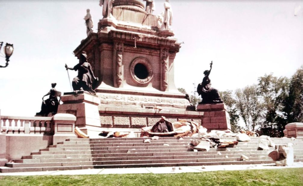 La base del Monumento a la Independencia tras el sismo del 28 de julio de 1957. Se puede apreciar la escultura de la victoria alada, conocida como el "Ángel", que yace en la parte inferior. Foto: Archivo EL UNIVERSAL