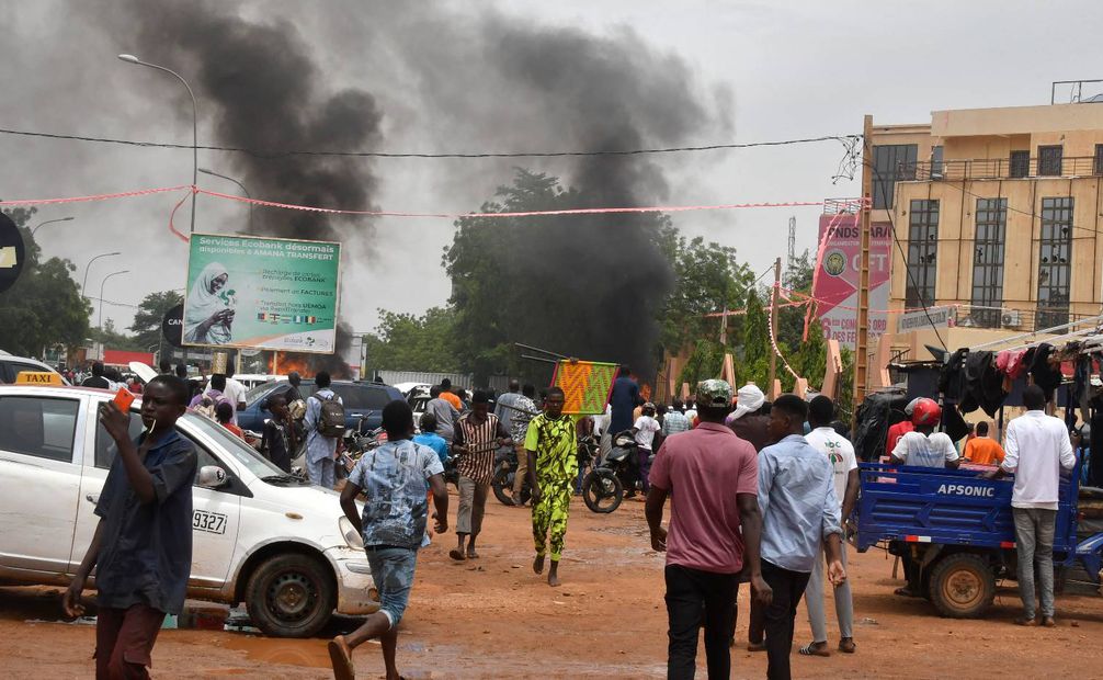 Partidarios de las fuerzas de defensa y seguridad de Níger atacan la sede del Partido para la Democracia y el Socialismo de Níger, el partido del derrocado presidente Mohamed Bazoum, en Niamey. Foto: AFP