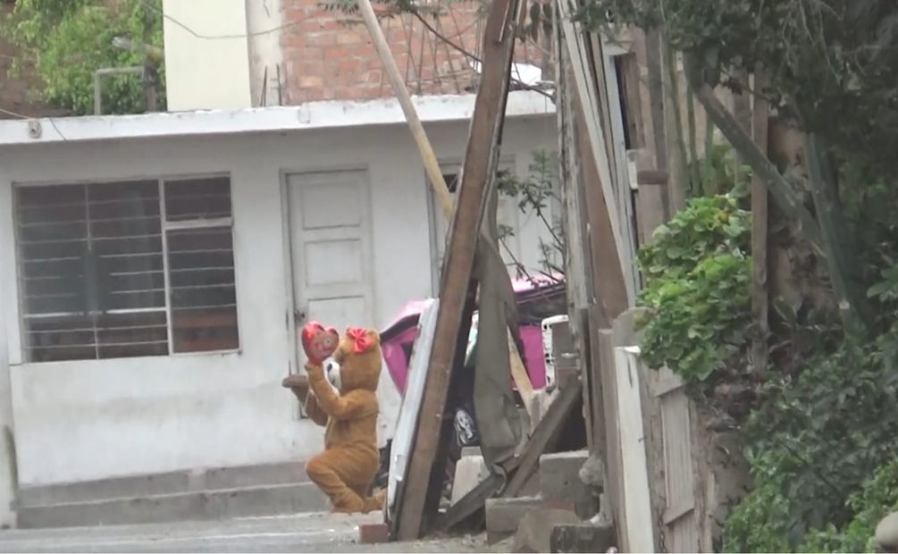 Con el truco de disfrazar a un agente de oso gigante, a modo de regalo de San Valentín, la Policía Nacional de Perú (PNP) logró despistar a una supuesta delincuente que comerciaba con drogas y detenerla. Foto: EFE