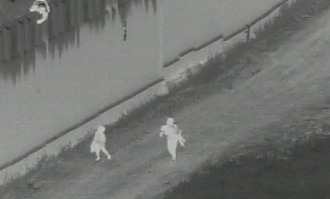 VIDEO: Arrojan a niño de 4 años a EU desde muro fronterizo de 9 metros