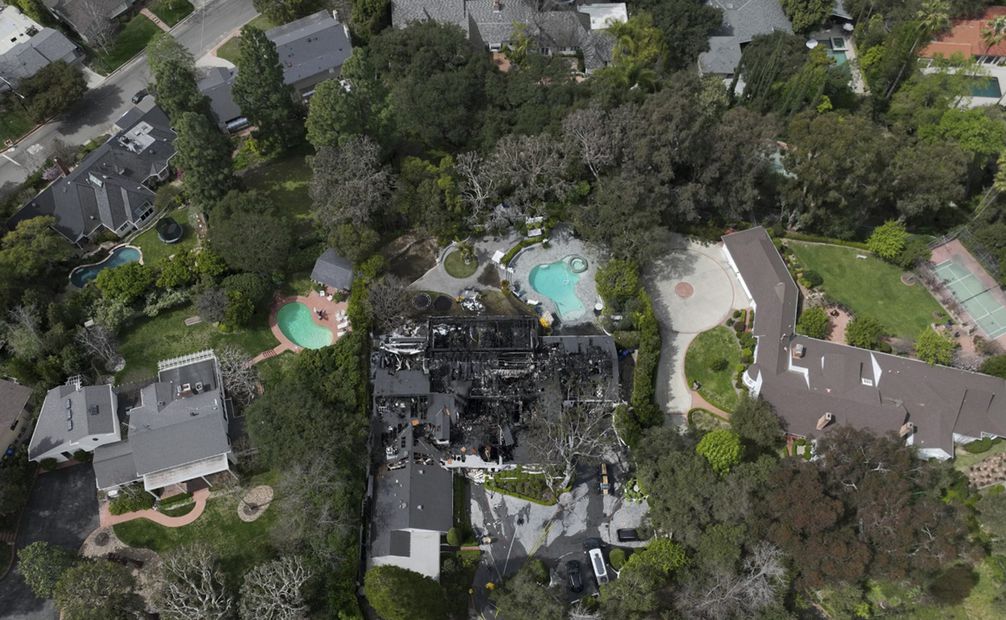 Una vista aérea de una la casa dañada por un incendio que pertenece a Cara Delevingne. Foto: AP.