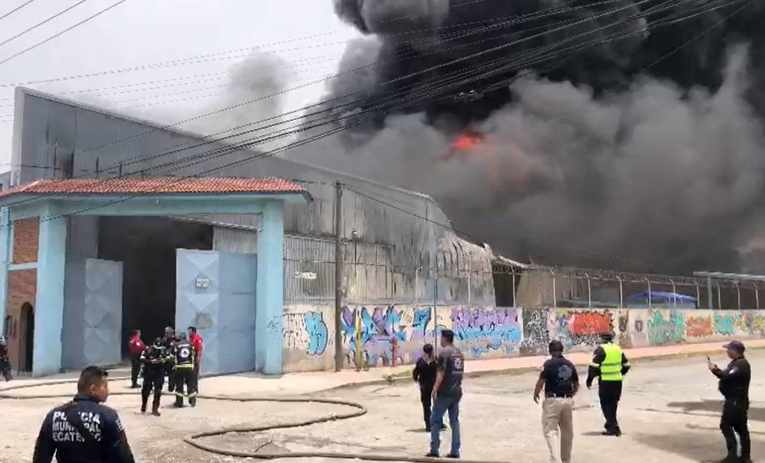 Registran fuerte incendio de fábrica de pinturas en San Pedro Xalostoc, Ecatepec