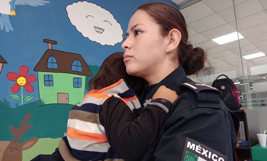 VIDEO: Policías hallan a niño de 2 años que deambulaba solo por calles de Nuevo León; sus padres andaban de fiesta