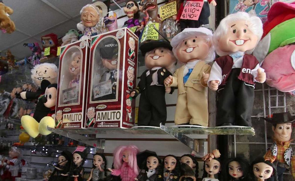 El muñeco caricaturizado del presidente López Obrador se vende portando la banda presidencial, vestido con el uniforme de la CFE, de jugador de beisbol, y otro portando un chaleco guinda con las siglas de Morena. Foto: Carlos Mejía / EL UNIVERSAL