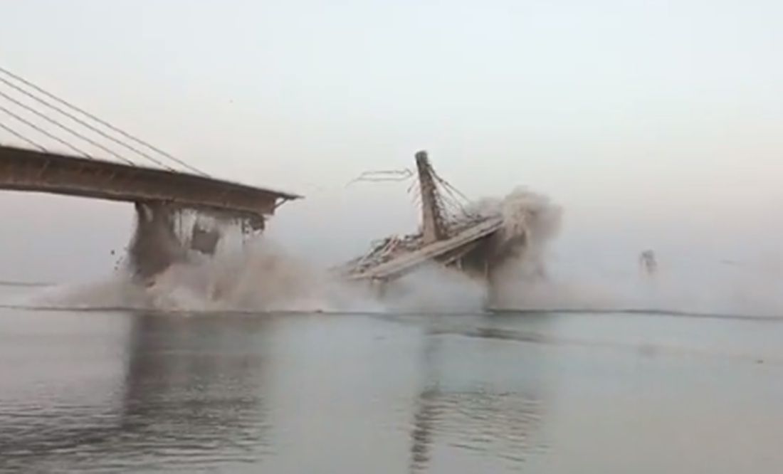VIDEO: Captan colapso de puente en construcción sobre el río en la India
