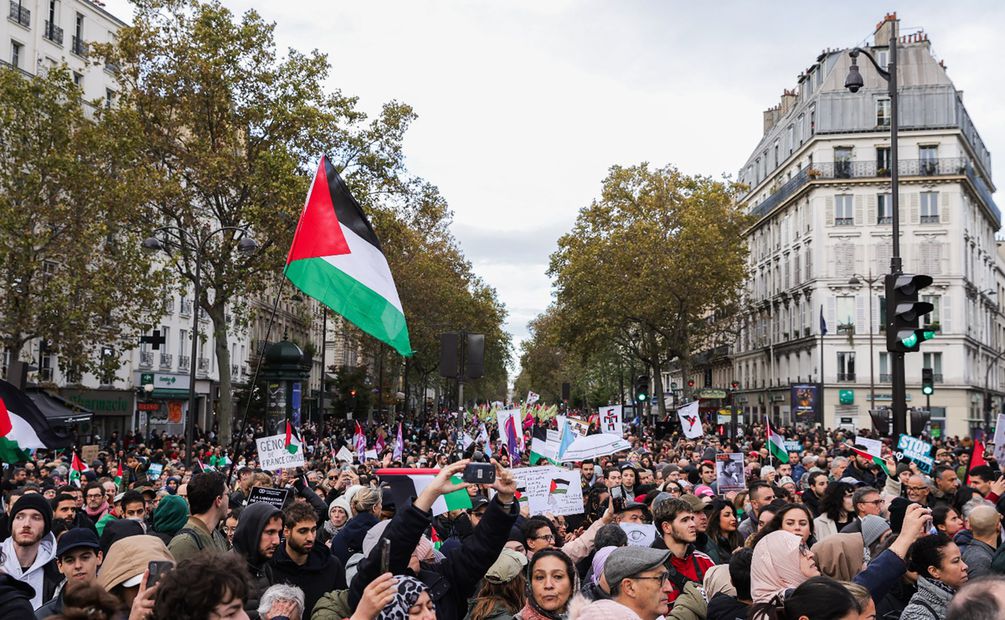 Miles de personas participan en una manifestación en apoyo del pueblo palestino en París. Foto: EFE