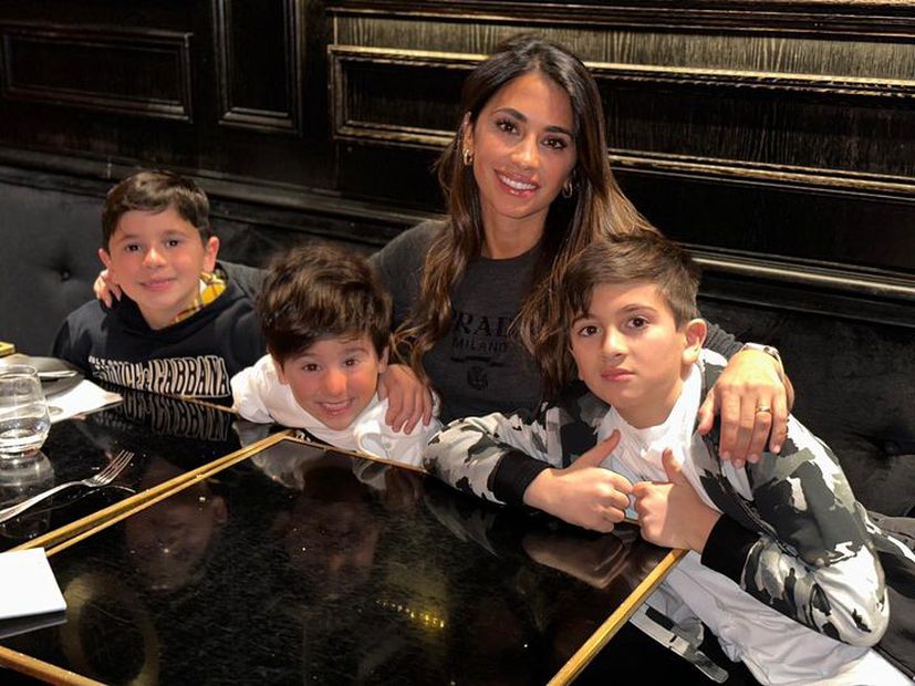 Antonella Roccuzzo y sus hijos. Fuente: Instagram @antonelaroccuzzo