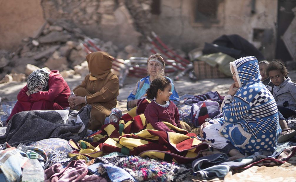 Familias sentadas afuera de sus casas destruidas después de un terremoto en la aldea de Moulay Ibrahim, cerca de Marrakech, Marruecos. Foto: AP