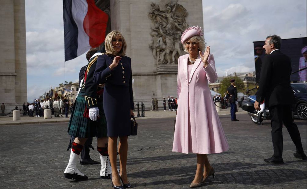 La reina británica Camilla y la primera dama francesa Brigitte Macron asisten a una ceremonia conmemorativa en el Arco del Triunfo de París, Francia. Foto: EFE