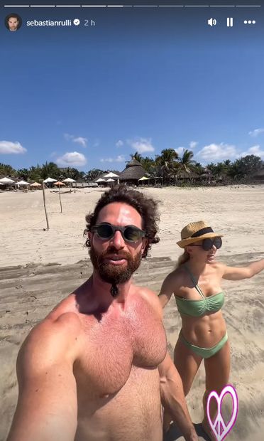 Sebastián Rulli y Angelique Boyer disfrutan de su amor en la playa.