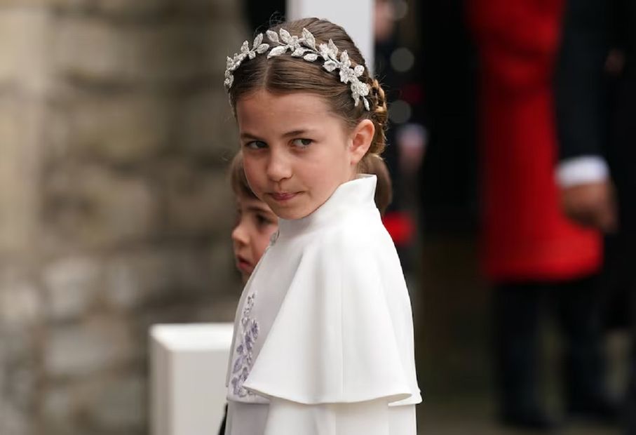 La princesa Charlotte lució una versión pequeña del lujoso adorno que llevó su madre en la cabeza
<p>Andrew Milligan. AP