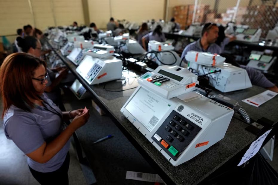 Trabajadores electorales alistan máquinas de votación electrónica en Brasilia, el 19 de octubre de 2022. Las máquinas serían usadas en la segunda vuelta de las elecciones generales de Brasil.