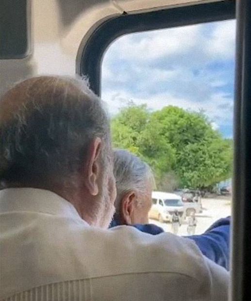 Carlos Slim detrás de AMLO, quien saluda desde una ventana del Tren Maya. Foto: Captura