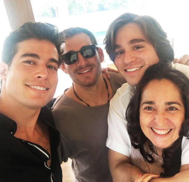 Danilo Carrera es muy cercano a su familia, pues ha velado por el bienestar de cada uno de sus integrantes. 
<p>Foto: Instagram