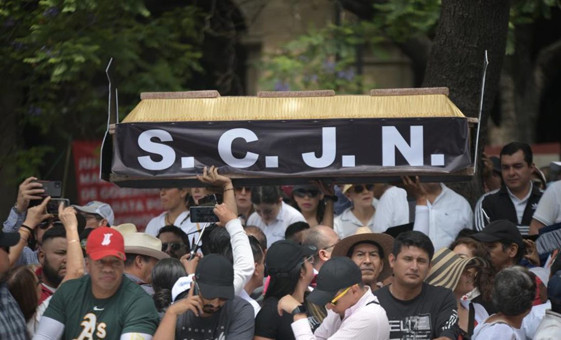 Morenistas llevan féretros con imagen de la ministra Norma Piña en protesta contra Poder Judicial