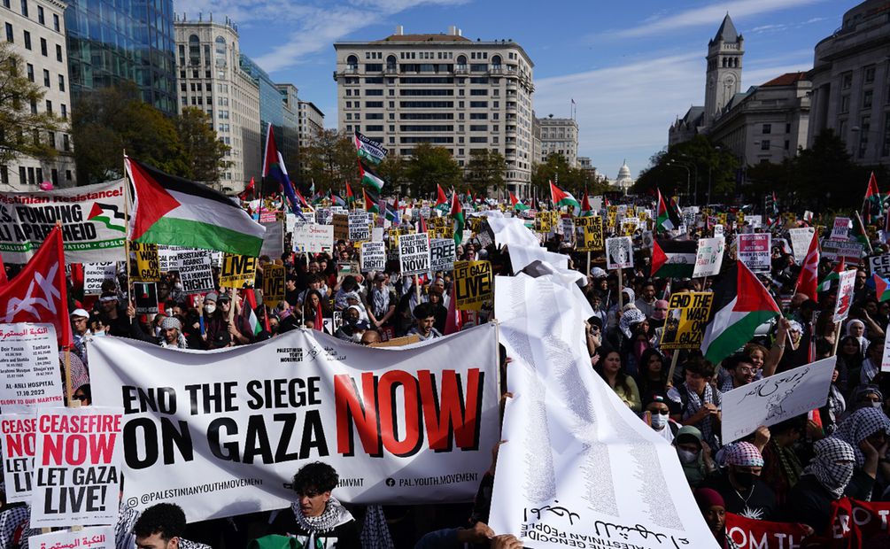 Miles de personas participan en una manifestación en apoyo del pueblo palestino en Washington. Foto: EFE