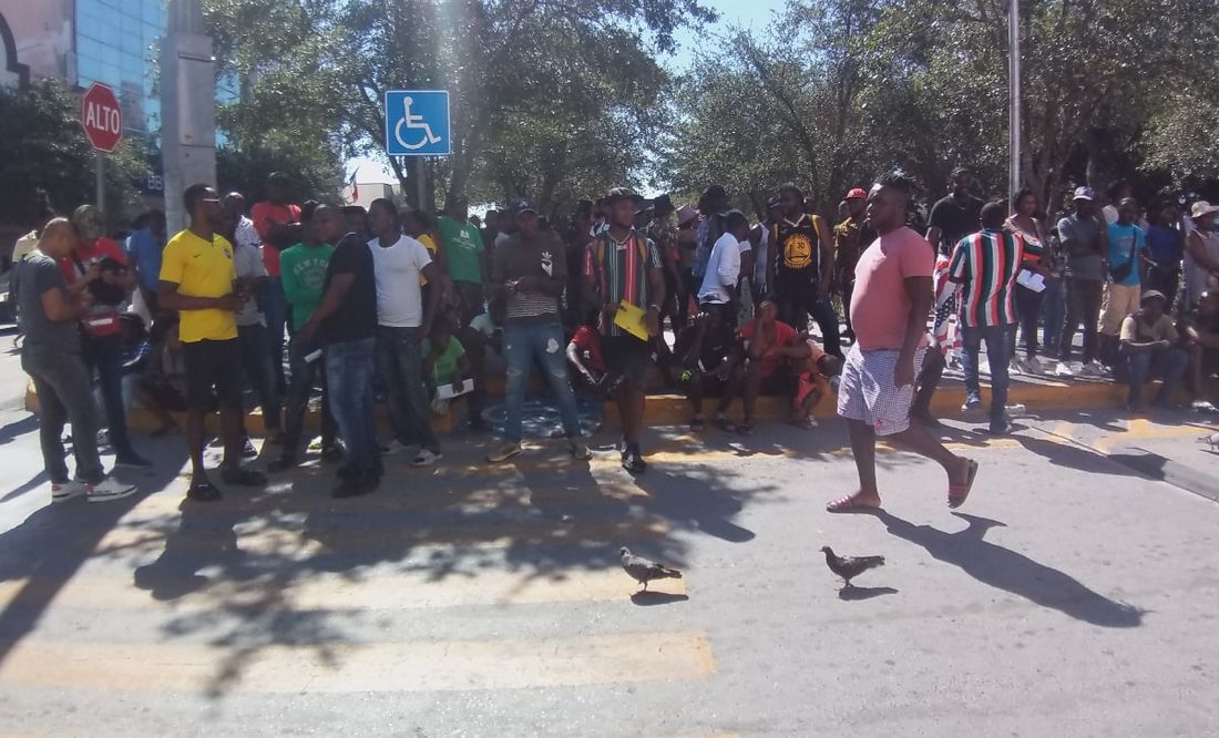 Migrantes haitianos se amotinan en Plaza Miguel Hidalgo de Reynosa
