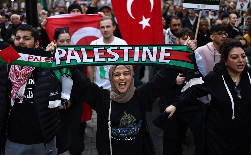 La gente participa en una 'Marcha por Palestina', en Londres el 21 de octubre de 2023, para "exigir el fin de la guerra en Gaza". Foto: AFP