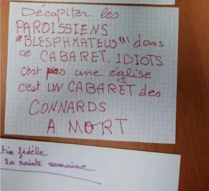 Una de las cartas anónimas pedía "decapitar a los feligreses", quejándose: "No es una iglesia, es un cabaret".