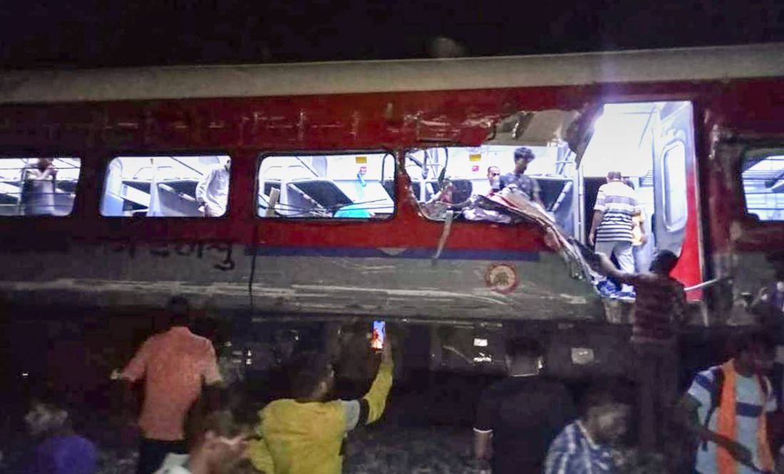 Sube a 50 la cifra de muertos por incidente de trenes en India; hay más 400 heridos