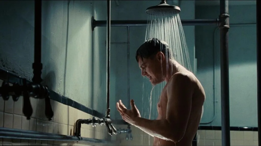 Leonardo DiCaprio en la escena de la ducha de "La Isla Siniestra". Fuente: captura de pantalla película "Shutter Island"