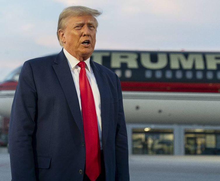 Trump en el aeropuerto tras su fichaje en cárcel de Georgia. Foto: AP