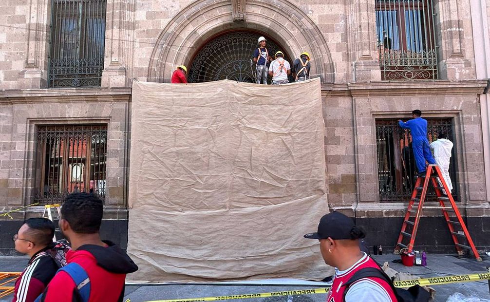 Trabajadores rehabilitando la puerta de madera del acceso a Palacio Nacional por la calle de Moneda. Foto: Iván Montaño / EL UNIVERSAL