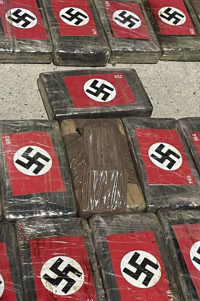 Paquetes de cocaína con esvásticas nazis. Foto: AFP