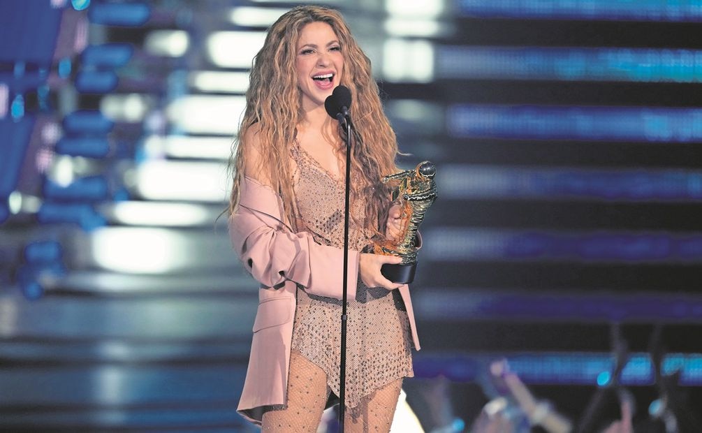 Shakira fue reconocida con el Premio Vanguardia y también ganó junto a Karol G por Colaboración del año.