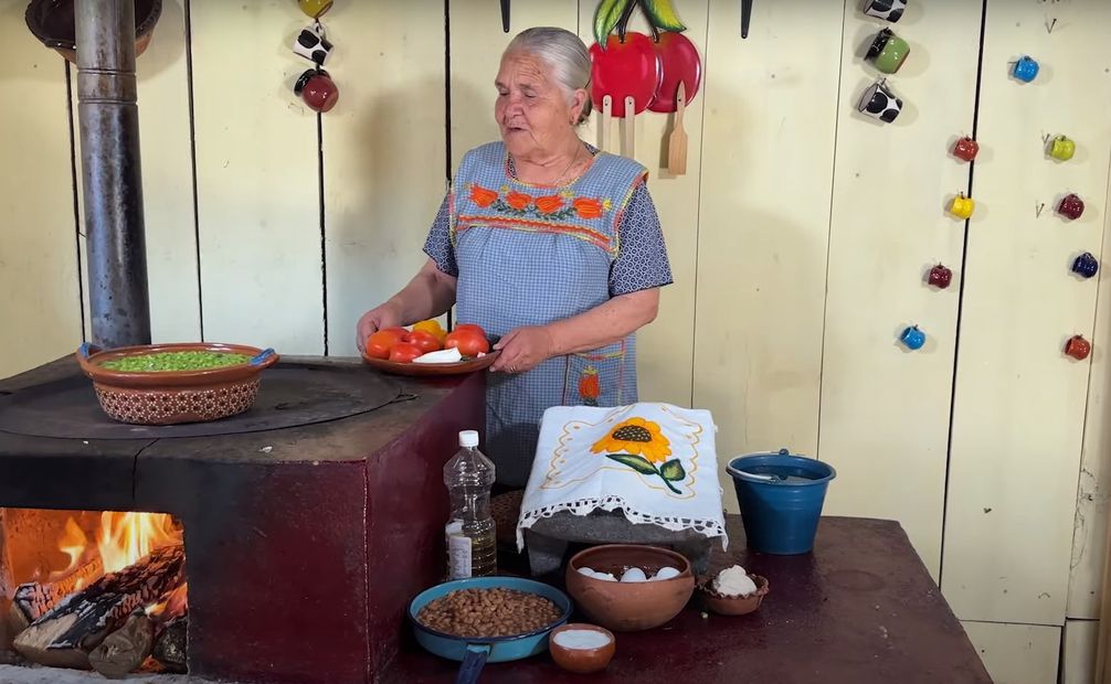 Doña Ángela y su almuerzo nutritivo. Foto: YouTube