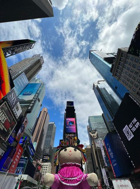 La muñeca otomí Lele está de visita en Times Square. / Foto: Tomada de Twitter @Jorge_IslasLo