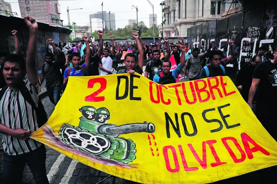 ¡No a la militarización!, retumba en el Zócalo