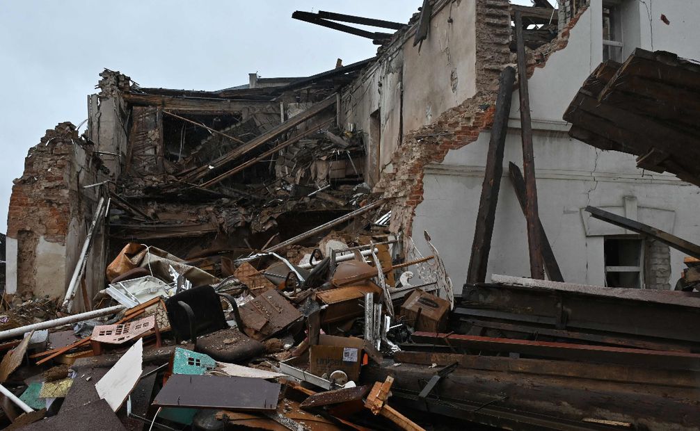 Esta fotografía tomada el 25 de abril de 2023 muestra el edificio del museo de historia local destruido luego del ataque con misiles rusos en la ciudad de Kupyansk, región de Kharkiv, en medio de la invasión rusa de Ucrania.