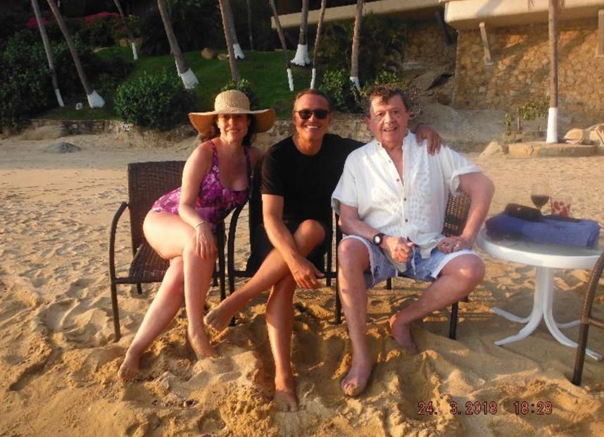 La presentadora de TV, Adriana Riveramelo, publicó un par de fotos donde Luis Miguel y Chabelo están juntos en una playa privada.
<p>Foto: Twitter