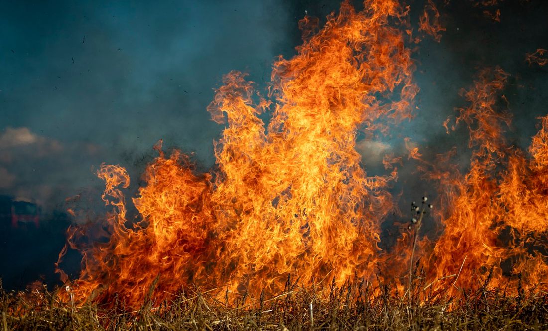 Desalojan a 25 mil personas por incendios forestales descontrolados en Canadá