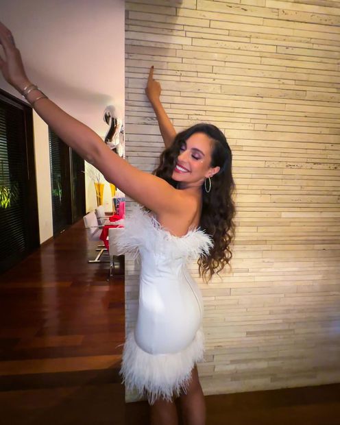 Meses atrás, la hija de Chayanne posaba con plumas. Fuente: Instagram @isadorafigueroa.