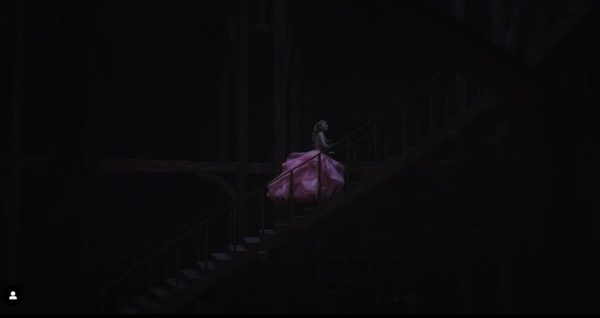 La cantante Ariana Grande luce un vestido de tul rosa para interpretar a Glinda, la Bruja Buena, en la película Wicked. / Foto: Instagram Ariana Grande