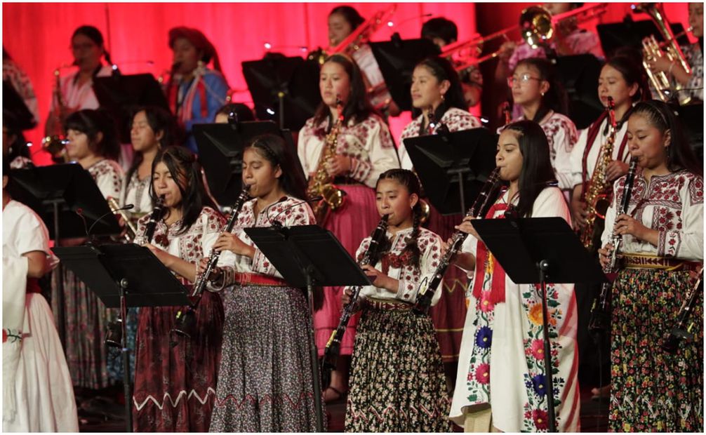 Mon Laferte en concierto con las Mujeres del Viento Florido en el Palacio de Bellas Artes. Foto: Gabriel Pano/ EL UNIVERSAL