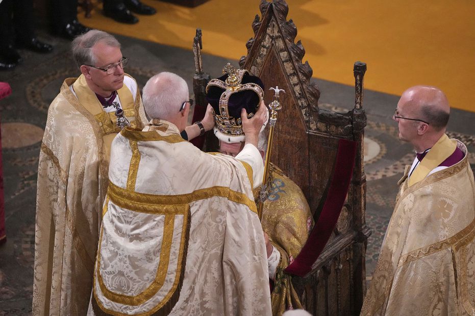 El rey Carlos III es coronado con la corona de San Eduardo por el arzobispo de Canterbury Justin Welby durante su ceremonia de coronación en la Abadía de Westminster, Londres. Foto: AP